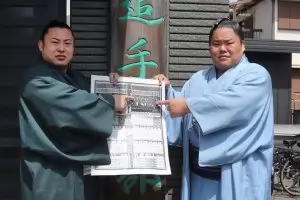 Аоияма отстъпи с три места в сумо йерархията