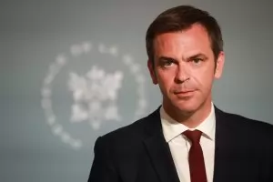 Френски министри са разследвани за справянето им с коронакризата