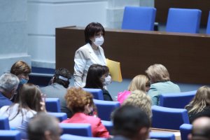 Председателят на парламента Цвета Караянчева изгони от пленарната зала депутата