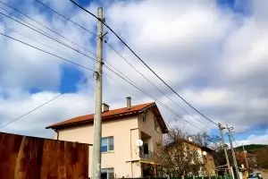 Разкриха нова крупна кражба на ток от ферма за криптовалута
