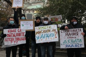 Родители се събират на протест пред общината в София заради