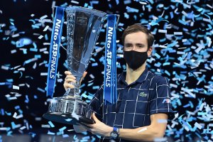 Даниил Медведев триумфира с купата от Финалите на АТР и