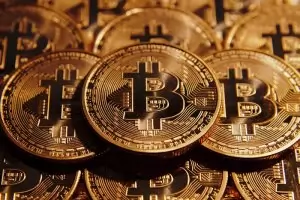 Биткойн скочи рязко и премина границата от 18 000 долара