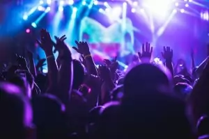 Министър Николова ще затваря къщи за гости, пуснали над 15 души