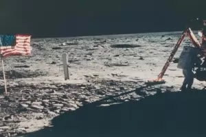 Невиждан кадър с Нийл Армстронг на Луната се продава на търг