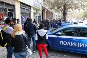 Властта пак опитва да намали опашките за личните документи