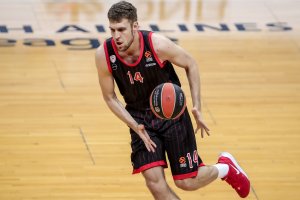 Настоящата баскетболна звезда на България Александър Везенков 25 г изигра