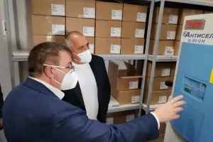 Бойко Борисов инспектира хладилниците за ваксини