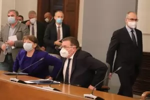 Ресторантите и моловете остават затворени до 31 януари