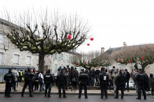 Франция ще мобилизира 100 хил полицаи и жандармеристи в навечерието