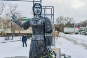 Грозен паметник в Русия който се задържа на мястото си само