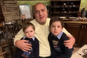 Със снимка с внуците си Борисов ни пожела да сме човечни