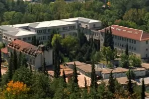 Болницата в Сандански брани с подписка управителя си