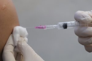 На фона на забавяне на темпото на ваксинация в цялата