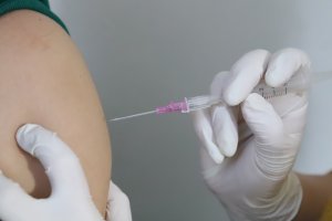 На фона на всеобщото протакане ваксинирането на деца за възрастовия