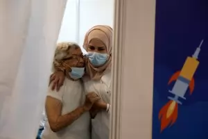 Лидерът по ваксинации Израел връща маските на закрито 