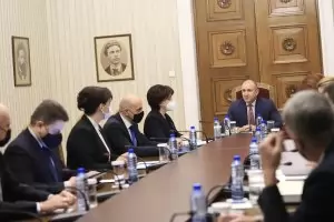 Караянчева директно обвини Радев, че води кампания срещу ГЕРБ