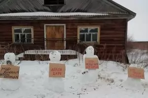 Протест на снежни човеци срещу Путин доведе до арест на екоактивистка