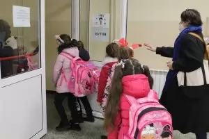 Училище принуди дете с астма да стои на отворен прозорец