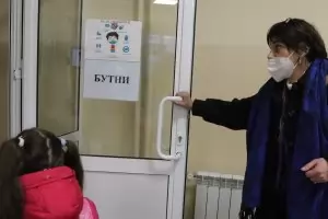 МОН препоръча и учителите да носят маски в час