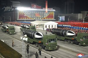С тържествен военен парад Северна Корея отпразнува в четвъртък вечерта