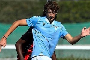 Римският футболен гранд Лацио подписа професионален договор с десния защитник