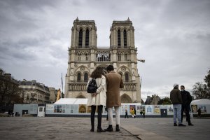 22 месеца след като парижани наблюдаваха с ужас как пожар едва
