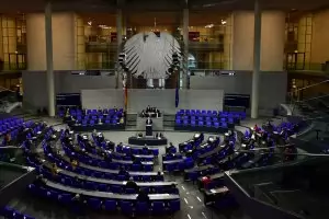 Заплатите на германските депутати намаляват заради коронакризата