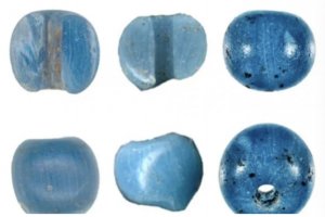 Мъниста от синьо стъкло европейско производство  са открити в три различни