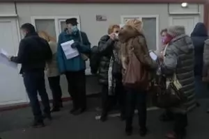 Масовата ваксинация започна с опашки, хаос и скандали