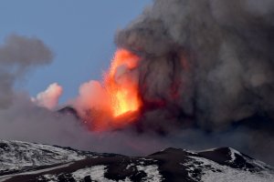 Етна един от най активните вулкани в света продължава да изригва