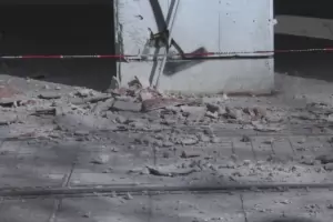 Мазилка от сграда рухна в центъра на София