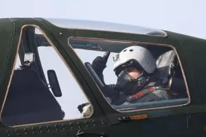 Каракачанов се повози на ремонтиран съветски Су-25