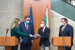 Министърът на правосъдието Десислава Ахладова връчи удостоверение за българско гражданство