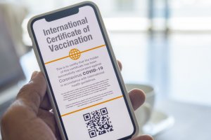 Изискването за ваксинационни паспорти в САЩ и Европа даде тласък