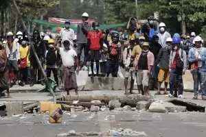 Армията на Мианмар заплашва протестиращите в TikTok