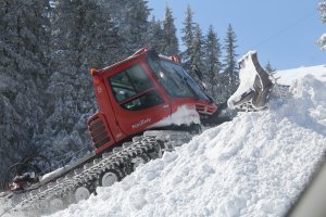Поради обилен снеговалеж и навявания планинският път Драгалевци Алеко