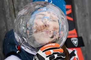 Петра Влъхова триумфира със Световната купа в алпийските ски при