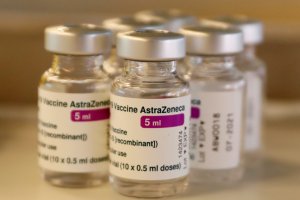 Спорът за ваксините между АстраЗенека и Европейската комисия вече се