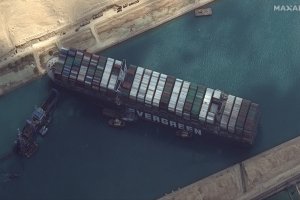 който причини шестдневното затваряне на Суецкия канал се дължи