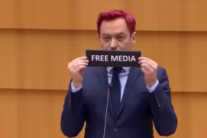 ЕС се чуди как да спре сриването на медийната свобода