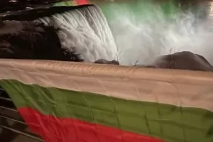 Ниагарският водопад светна в бяло, зелено и червено