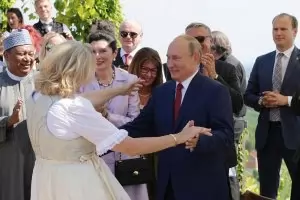Танцувалата с Путин австрийска външна министърка става шеф в Роснефт