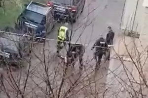 Полицаи са отстранени след кадри на брутално насилие в Казанлък