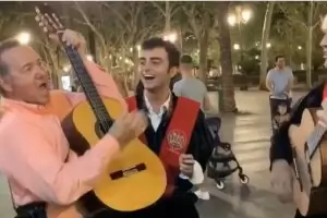 Кевин Спейси свири, пее и танцува - но никой не го гледа