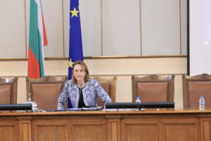 Председателят на парламента Ива Митева свика извънредно заседание на НС