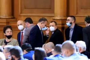 Анти-ГЕРБ фронтът в парламента се разпадна още на втория ден