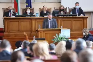 Гешев пак обедини ГЕРБ, ДПС и БСП в парламента