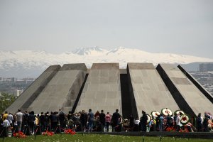 Хиляди арменци се изкачиха на мемориалния хълм в столицата Ереван