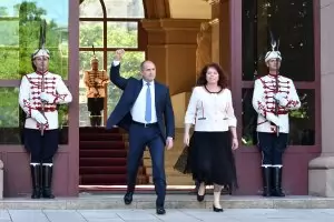 Юмрукът на Радев вече помага на ГЕРБ